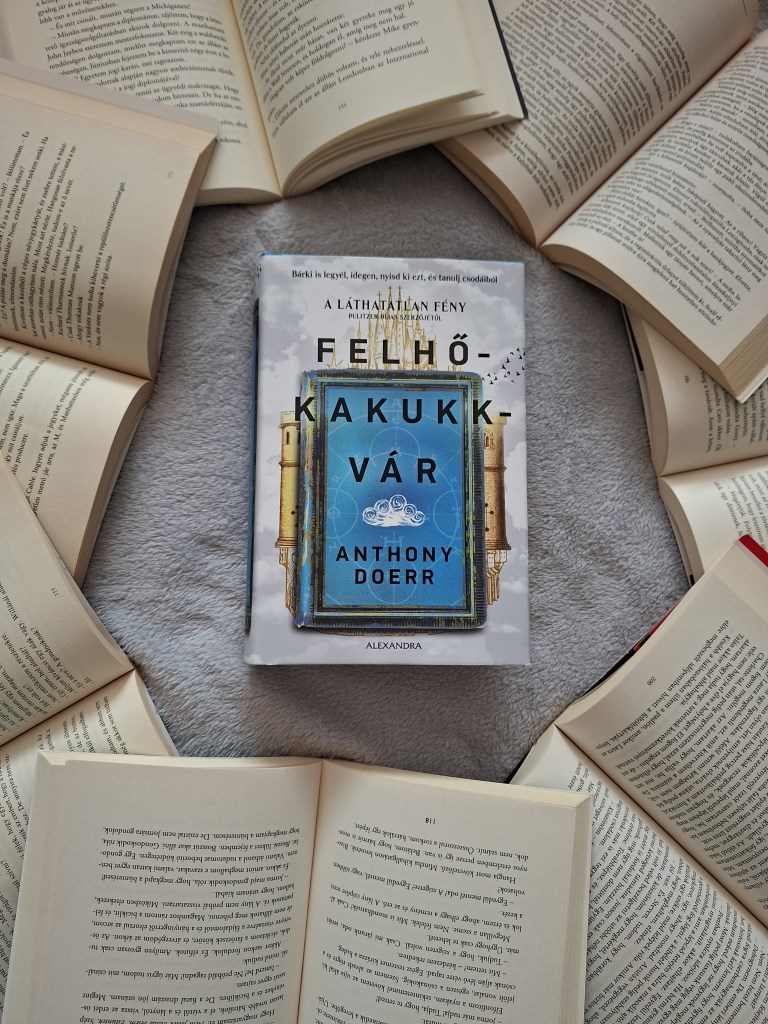 🏰☁️𝑨𝒏𝒕𝒉𝒐𝒏𝒚 𝑫𝒐𝒆𝒓𝒓 – 𝑭𝒆𝒍𝒉ő𝒌𝒂𝒌𝒖𝒌𝒌𝒗á𝒓☁️🏰
Egy igazán különleges, több idősíkon és szereplőn átívelő regény, mely 3 fő szálon fut, a múlt, jelen, és jövő eseményeit is párhuzamosan