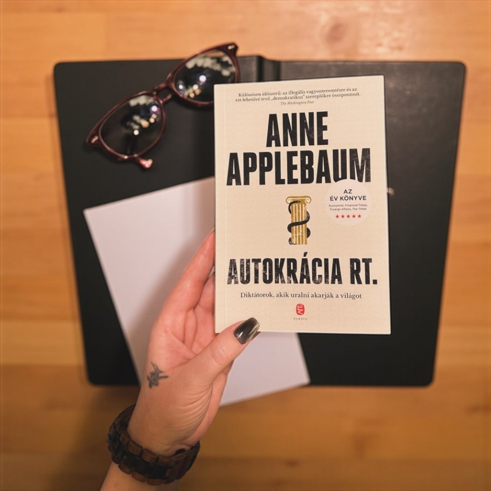 Anne Applebaum Autokrácia Rt. című kötete konkrétan olyan, mintha a világ összes diktátora megbeszélték volna, hogyan lehetne még jobban tönkretenni a bolygót, csak épp ez nem szatíra, hanem a valóság