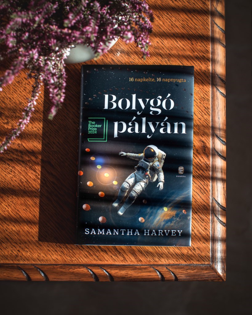 Az ide évem egyik kedvenc olvasmánya lett ez a könyv, aminek nagyszerűsége az egyszerűségében rejlik.
Nincs igazán története - egy nemzetközi űrállomáson 6 asztronauta egyetlen napjába, és az életük