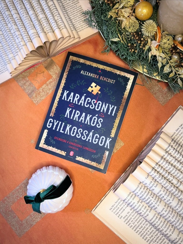Alexandra Benedict regénye igazi karácsonyi krimi különlegesség: a meghitt ünnepi hangulatot ügyesen ütközteti egy sötét, pszichológiai feszültséggel teli gyilkosságsorozattal.
A történet alapötlete