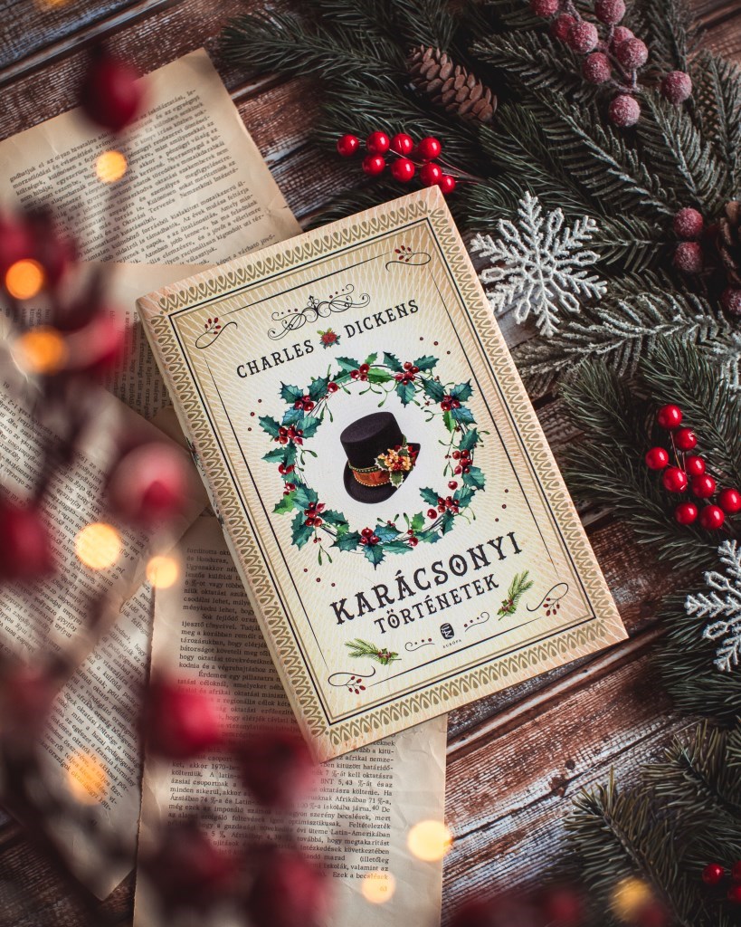 Igazi "lelassulós", ünnepekre hangolódó könyv, mely a régi karácsonyok hangulatát idézi.
Dickens méltán népszerű Karácsonyi ének című regénye mellett még négy másik történet kapott helyet a kötetben.