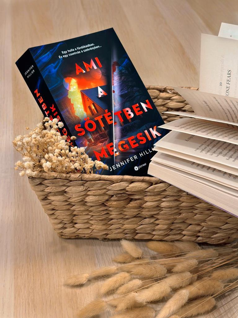 Ha van olyan műfaj amit bárhol bármikor szívesen olvasok, az a thriller !!:))

Ezért is csillant fel a szemem azonnal Jennifer Hillier könyve láttán, aminek nem csak a borítója, de a fülszövege is két