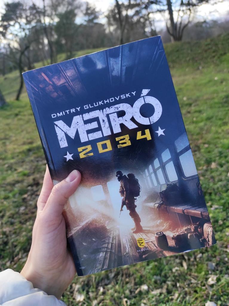A Metró 2034 a világszerte sikeres Metró-univerzum második kötete, amely még mélyebbre visz a posztapokaliptikus Moszkva földalatti világába. Dmitry Glukhovsky regénye egy új fenyegetéssel és izgalmas