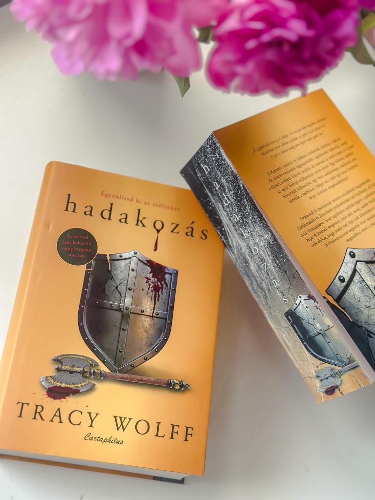 
,, – A magány rendkívül túlértekelt. “ ❤️‍🩹

Aki ismer, tudja, hogy mekkora rajongója vagyok Tracy Wolff Sóvárgás sorozatának, és ez szerintem nem is fog megváltozni. 
A fantasy műfaj sokáig létideg