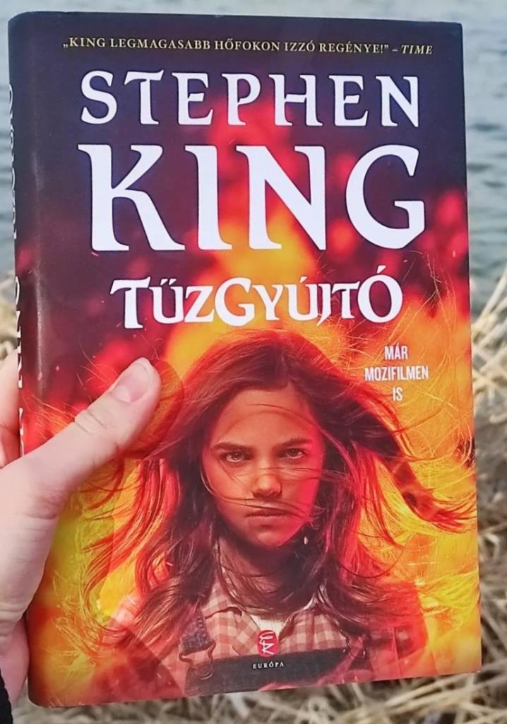 Nem minden King-regény vérfagyasztó horror – a Tűzgyújtó inkább pszichothriller, némi természetfeletti beütéssel.
Charlie, a fiatal lány, aki szinte akarata ellenére lángba boríthatja a világot, egysz