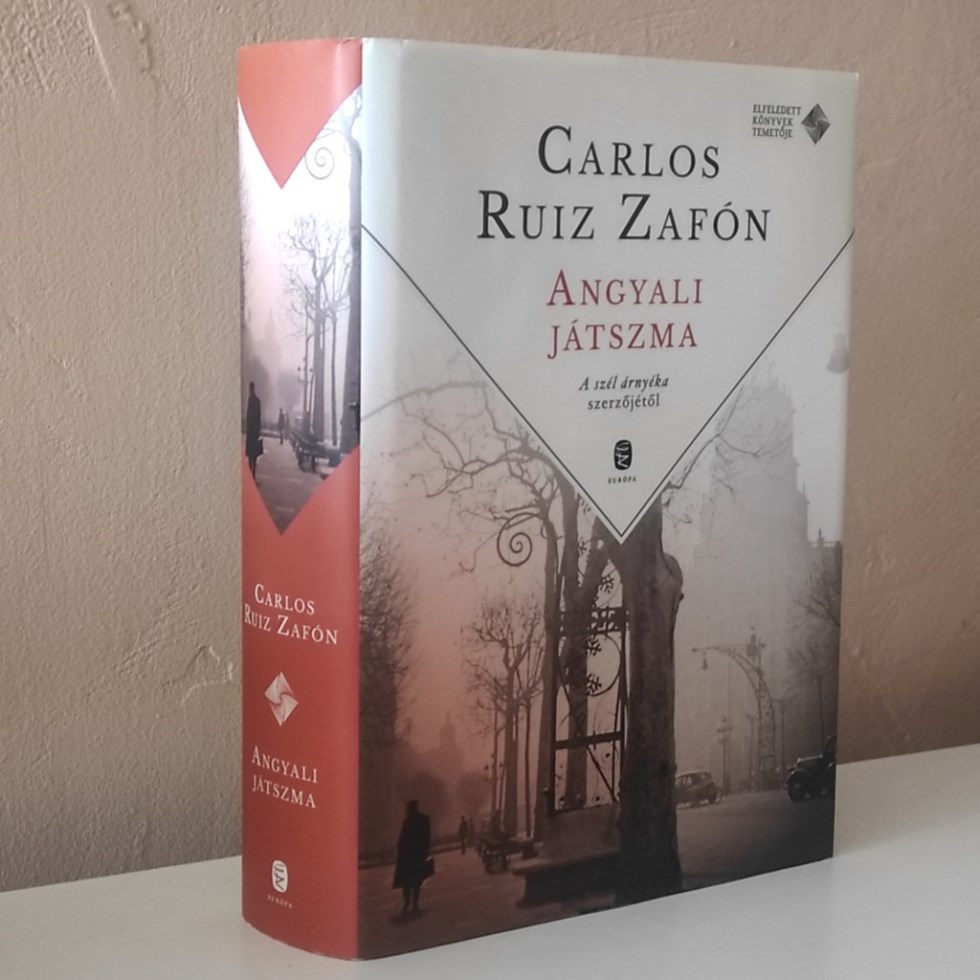A Szél árnyéka után Zafón újabb lélegzetelállító regénye mélyebbre merül az emberi lélek, az írás és a végzet rejtelmeibe. 