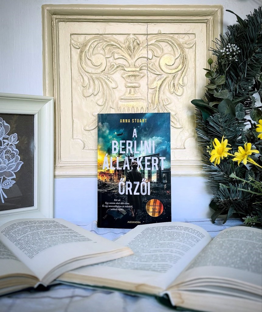 Anna Stuart A Berlini Állatkert őrzői című regényében a világhírű Berlini Állatkertbe viszi el olvasóit két különböző korban, mégis összefonódó sorsoknak és a történelem homályába vesző titkoknak lesz