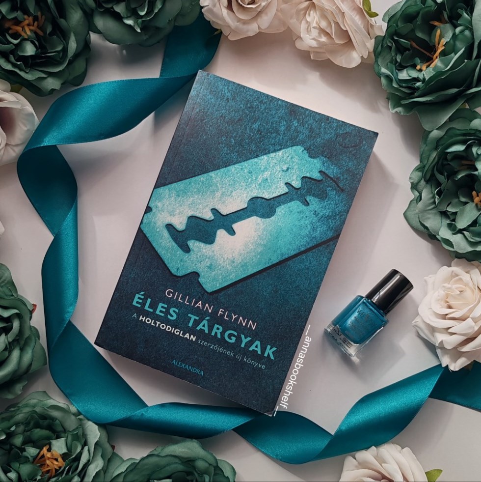 Gillian Flynn Éles tárgyak című regényét viszonylag fiatalon vettem meg, abban az időszakban, amikor már azt hittem, kezdek kinőni a tiniknek szóló könyvekből (persze ez az időszak a mai napig tart!)