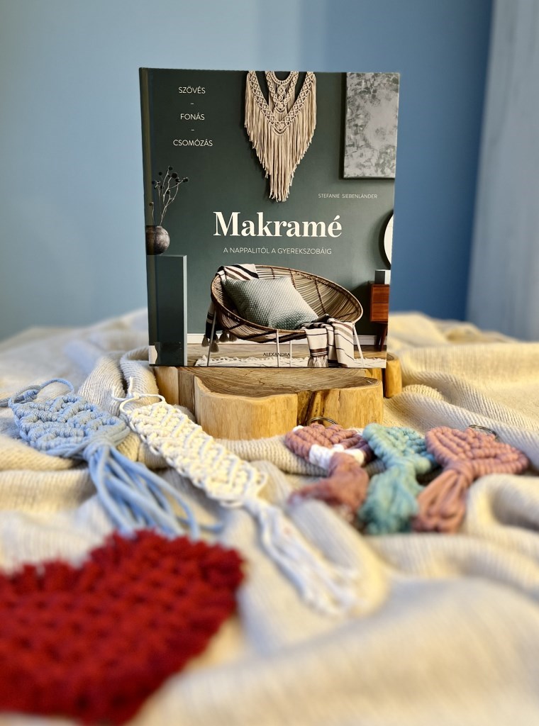 Kezdők számára nagyon hasznos könyv. Én magam is még csak ismerkedem a makramézással, így nagyon sok segítséget nyújtott a könyv, valamint tele van haszmos ötletekkel. 
 A könyv elején részletesen leí