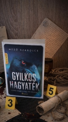 Nagyon szeretem a szó jó értelmében vett régimódi krimiket, azokat, amelyekben a szerző és a karakterek is betartják a klasszikus krimi játékszabályait és elárulom Mező Szabolcs első regénye mindezt