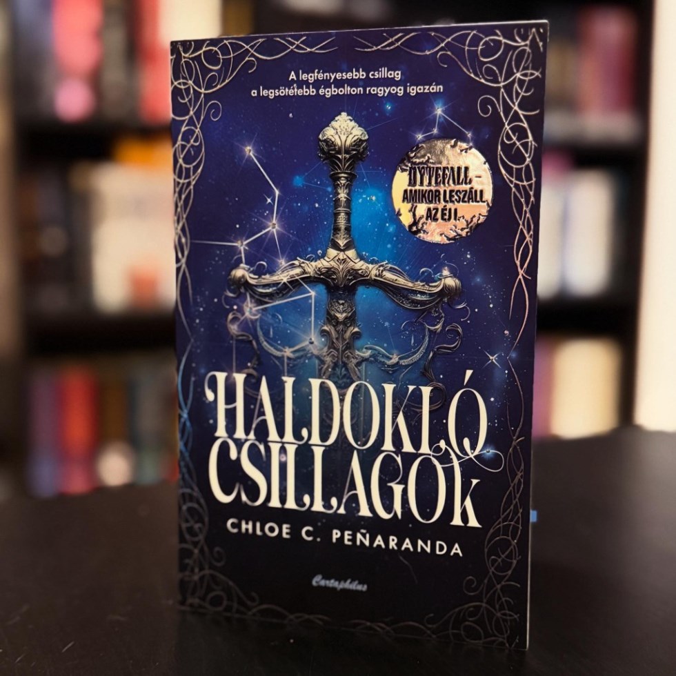 Nagyon régen vártam, hogy olvashassam a Haldokló csillagokat, és nem is okozott csalódást.
Bár alapvetően jobb szeretem a pörgős könyveket, a Haldokló csillagok mégis nagy űrt hagyott bennem annak el