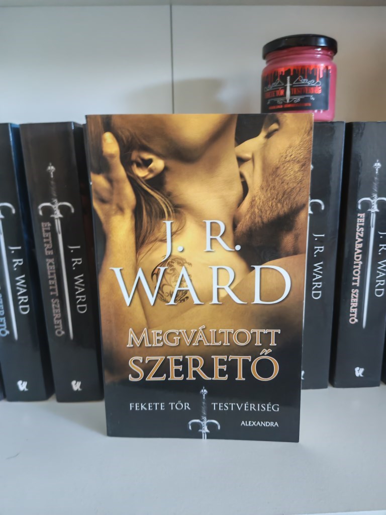 A Megváltott szerető a J. R. Ward által írt Fekete Tőr Testvériség egyik legérzelmesebb kötete, mert ebben végre Phury történetét ismerhetjük meg igazán. 
Phury mindig is a Testvériség egyik legösszet