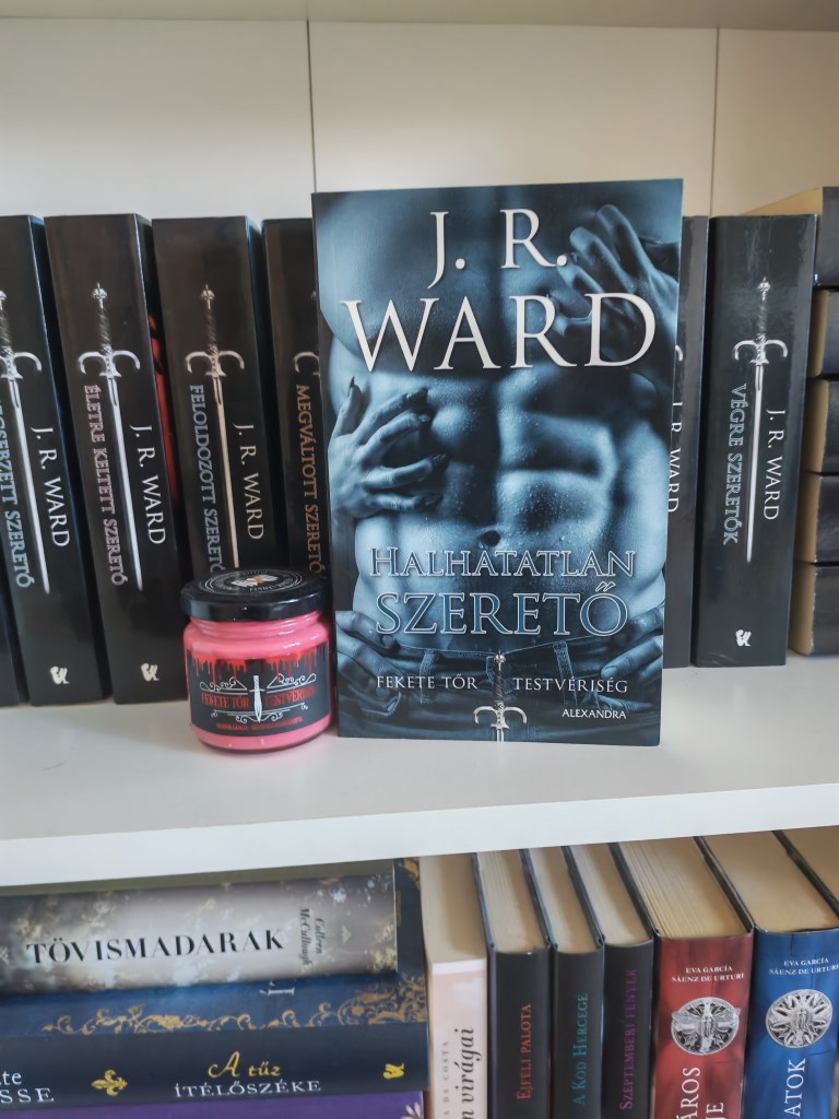 Halhatatlan szerető a J. R. Ward által írt Fekete Tőr Testvériség nyolcadik része, és ebben végre John Matthew története kerül igazán a középpontba. 
John karakterét már több könyvön keresztül követhe