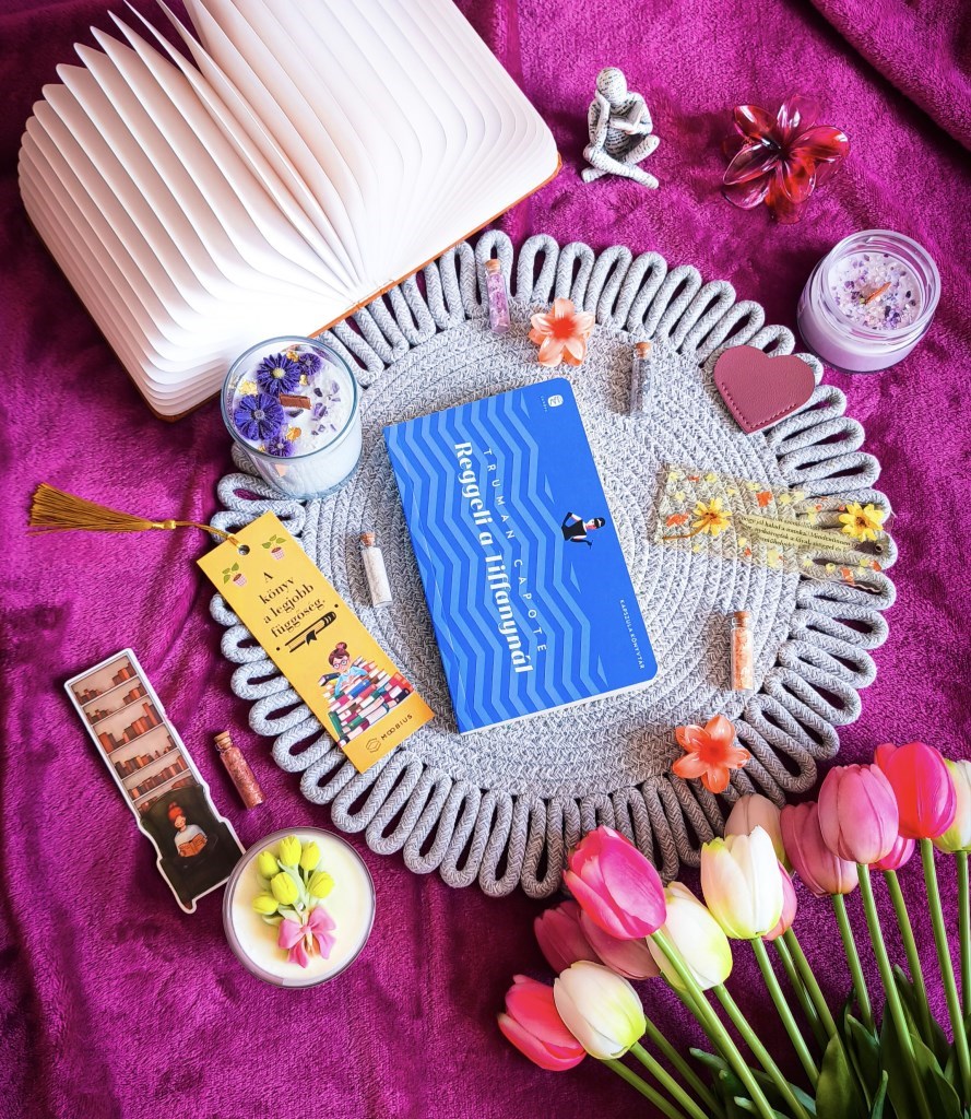 A ʀᴇɢɢᴇʟɪ ᴀ ᴛɪꜰꜰᴀɴʏɴáʟ egy feltörekvő író meséje Hollyról, a különös fiatal nőről, aki hiába van messze a szépség ideáltól, kicsit hazudós, szeleburdi és szétszórt, de mégis a kisugárzása és a vidámsá