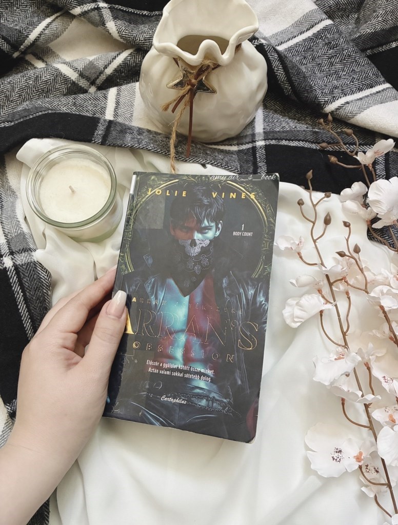 Amióta teljesen beszippantott a dark romance műfaja, egyre inkább azt érzem, hogy szeretném minél jobban felfedezni ennek a világnak a különböző árnyalatait. Mostanában kifejezetten azokat a története