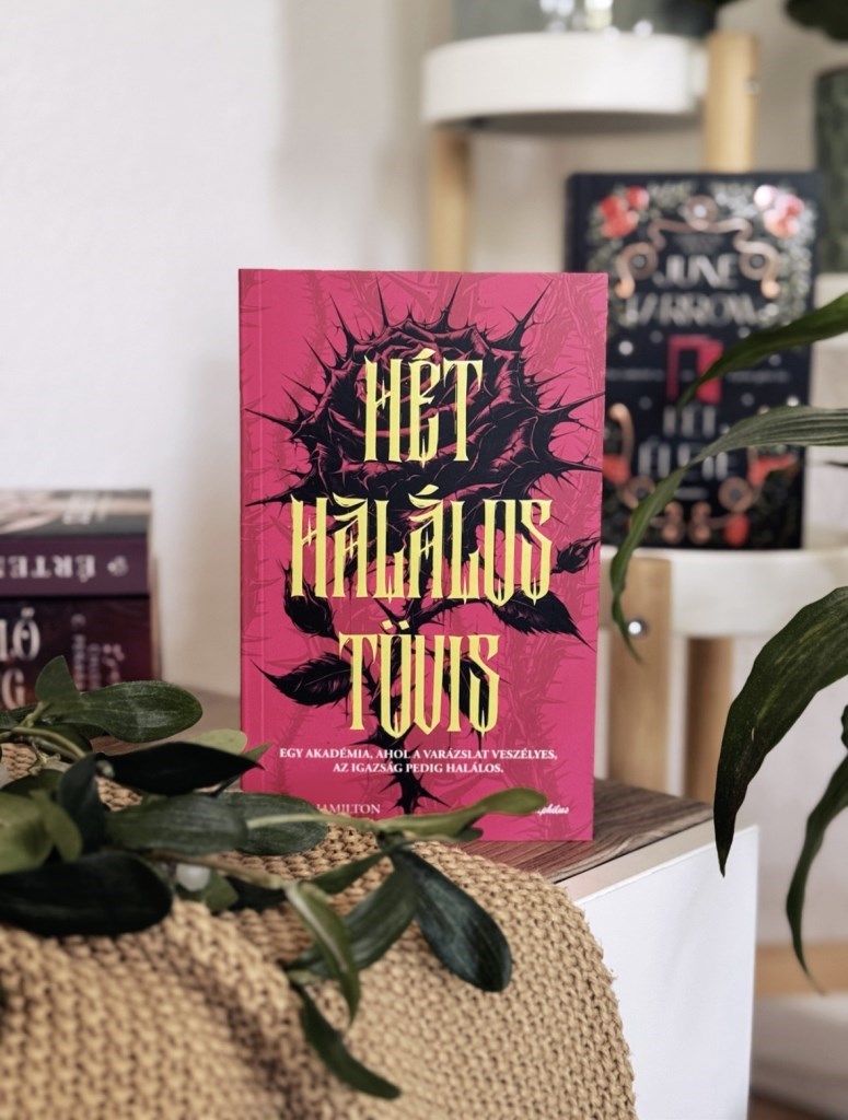 Amber Hamilton : Hét halálos tövis
Könyvértékelés: 5/⭐️⭐️⭐️
Ha szereted a sötét hangulatú fantasyket, az ellenségekből szerelmesek történeteket és a veszélyes titkokkal átszőtt világokat, akkor a Hét